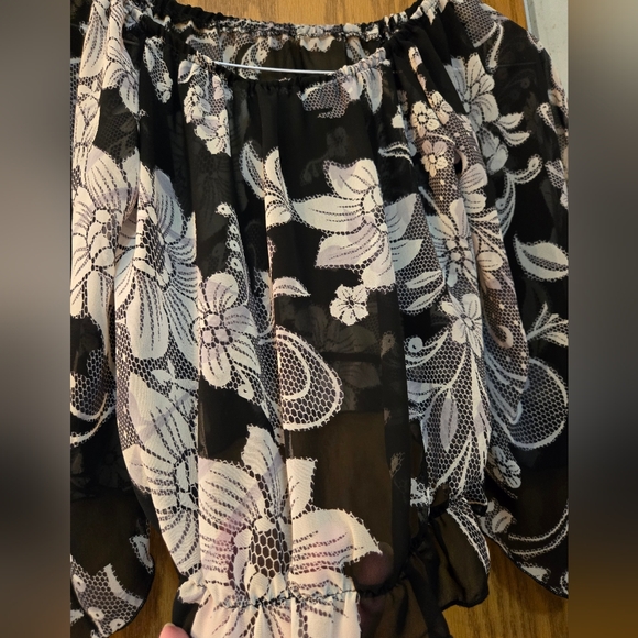 Pretty black and white sheer blouse with elastic at waist and flowy long sleeves - Picture 3 of 4